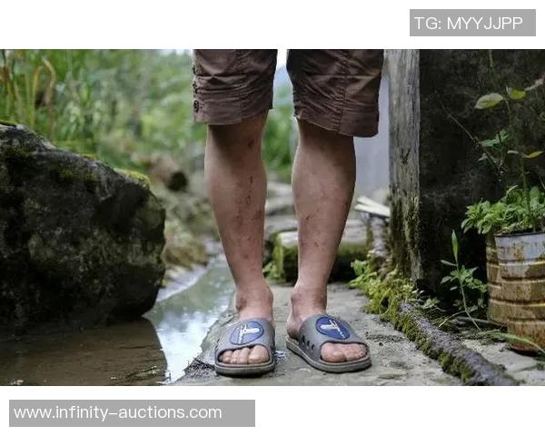 足球明星挑战极限生活吃树皮视频引发网友热议 足球明星挑战极限生活吃树皮视频引发网友热议