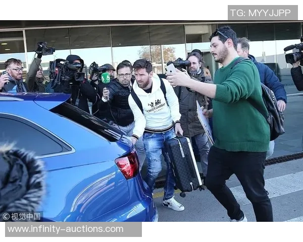 足球明星惊艳现身成都机场引发球迷热烈追捧与合影狂潮 足球明星惊艳现身成都机场引发球迷热烈追捧与合影狂潮